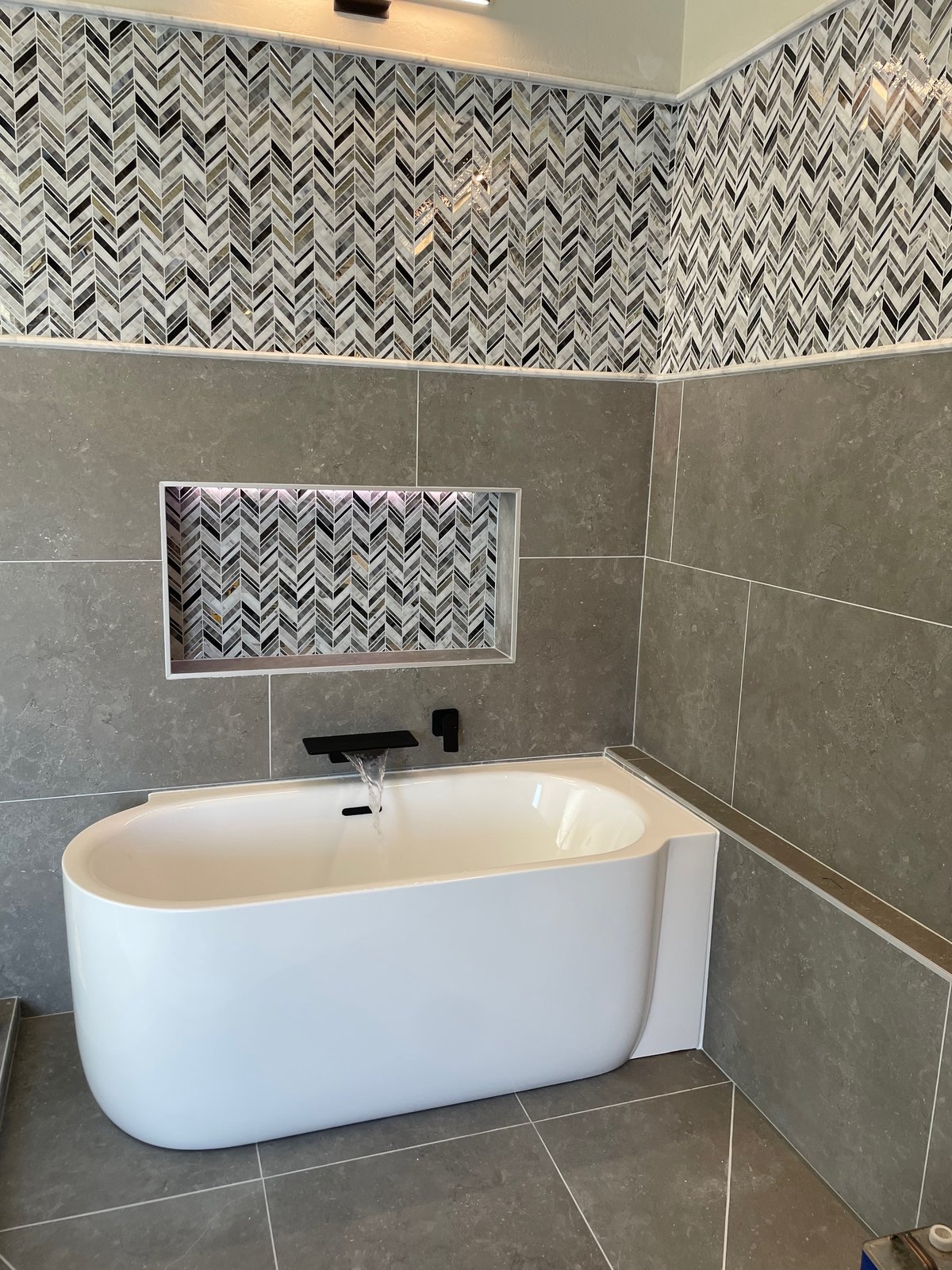 Tub with illuminated custom niche