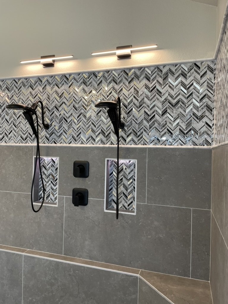 Twin showers with illuminated niches