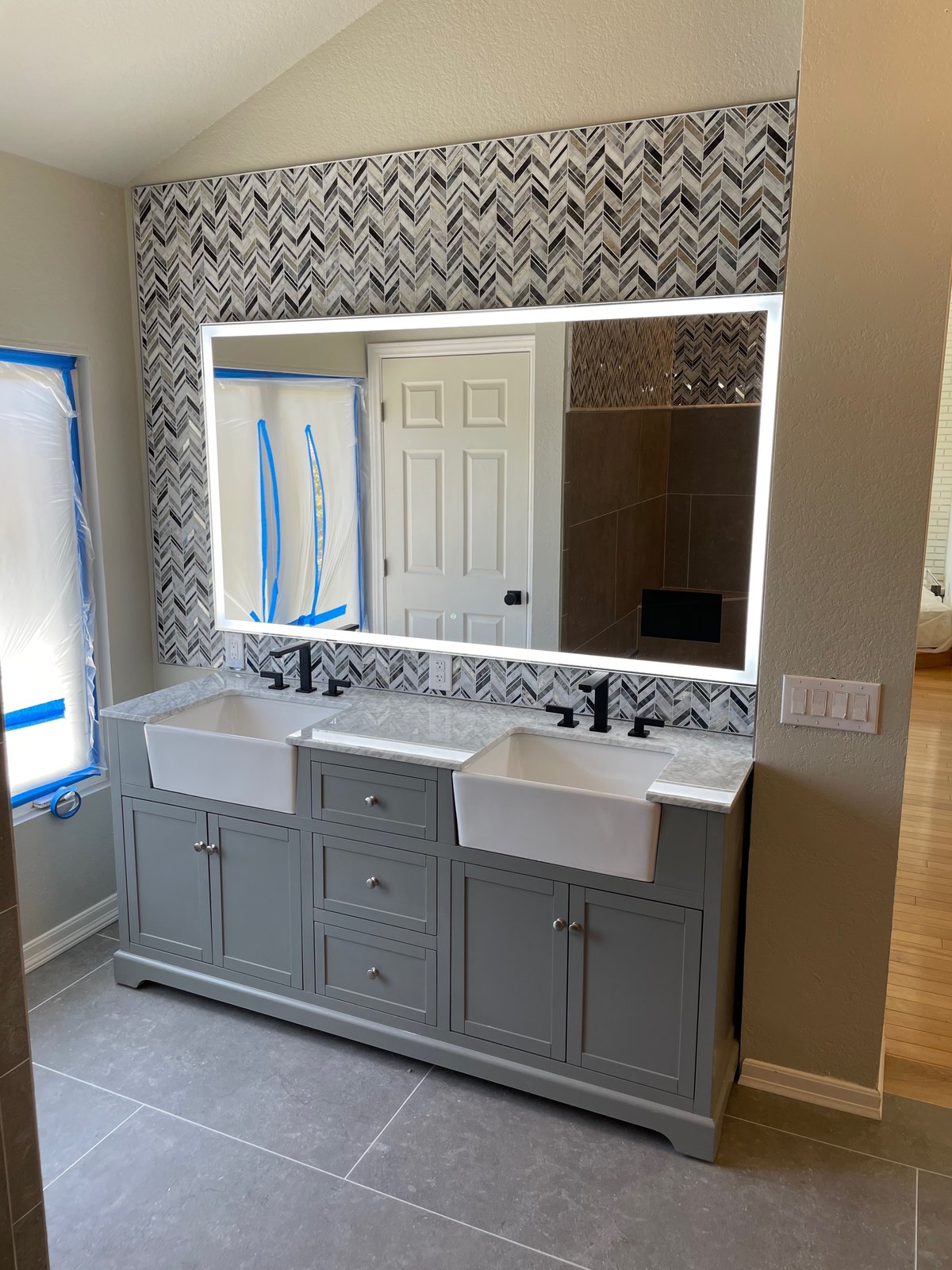 Double vanity with illuminated mirror
